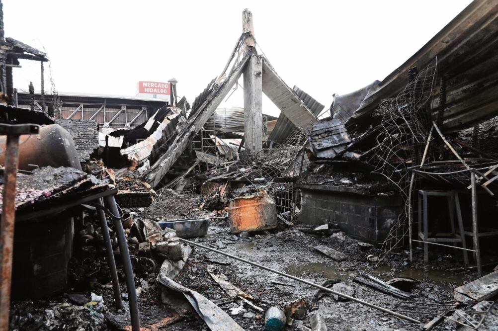 El siniestro dañó por completo 250 de los 390 locales que conforman la nave central del centro de abasto: el sitio tiene tres pabellones. (IRVIN OLIVARES. EL UNIVERSAL)