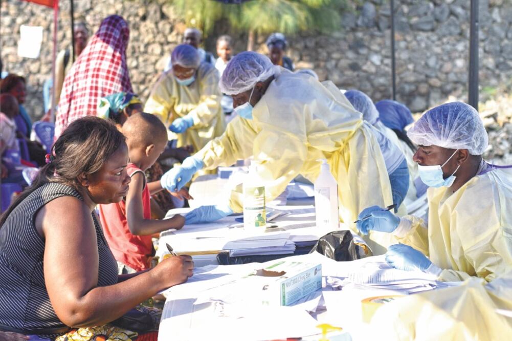 Trabajadores de salud de la República Democrática del Congo revisan a habitantes de Goma. Foto: OLIVIA ACLAND. REUTERS