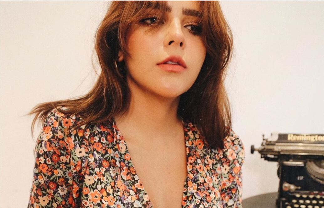 La vloggera y empresaria lució un escote en "V" perfecto para la temporada. Foto: Instagram