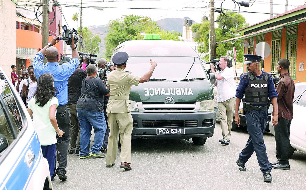 El ex vicepresidente de la FIFA, Jack Warner, salió en ambulancia de la prisión de Trinidad y Tobago, donde estaba detenido tras el escándalo de corrupción en el máximo organismo del futbol, y después de haber pagado una fianza (ALVA VIARRUEL / EFE)