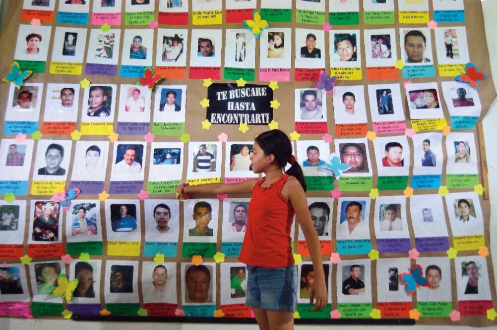 Familiares de los otros desaparecidos tienen un muro con en la iglesia de Huitzuco, en el que están las fotos de sus parientes; los que ya fueron encontrados son marcados con una mariposa (SALVADOR CISNEROS. EL UNIVERSAL)