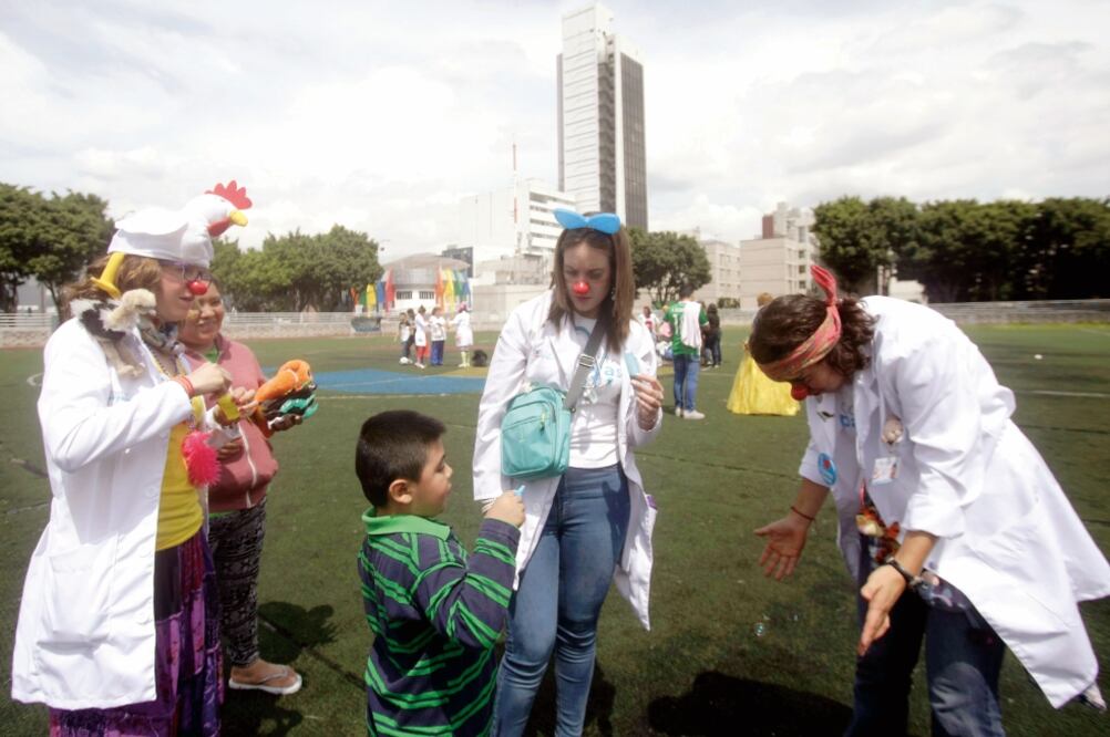 "Doctores payaso" cumplen misión de alegrar a los niños