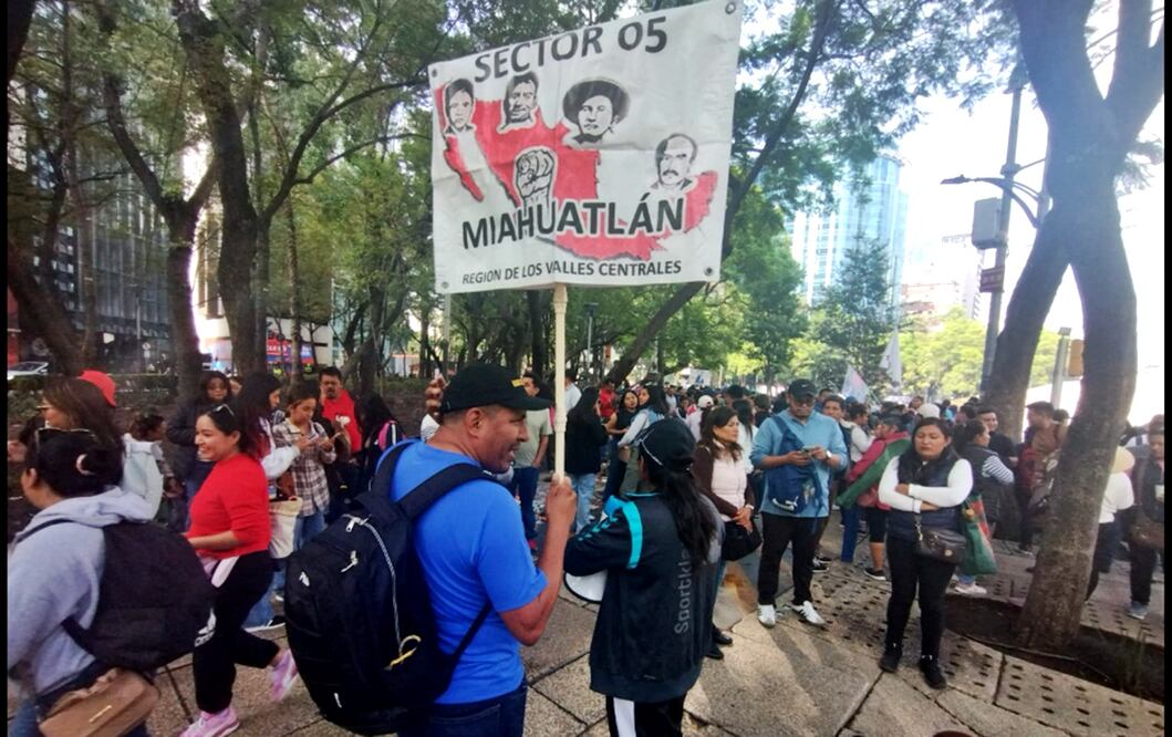 En el 15 día de protestas, maestros de la CNTE marchan del Ángel de la Independencia y de San Cosme a la Glorieta del Caballito en la Ciudad de México, el viernes 30 de mayo de 2025. Foto: Fernanda Rosas/EL UNIVERSAL
