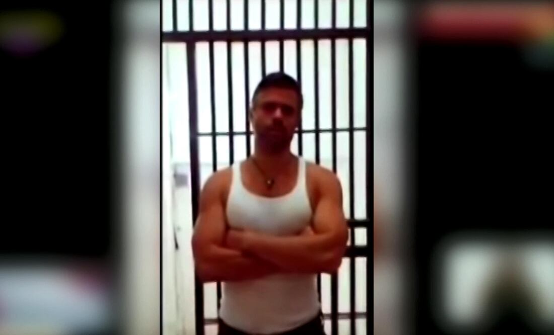 Captura del vídeo difundido por el gobierno venezolano para "dar prueba de vida" del líder opositor Leopoldo López. Su esposa Lilian Tintori no cree en la veracidad del video (Foto: EFE)