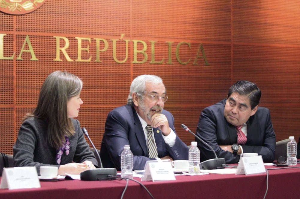 El senador perredista Miguel Barbosa (der.) activó el debate de las bodas gay en el Senado con un foro en el que fueron moderadores de la discusión los titulares de las casas de estudios superiores. (FOTO: CARLOS MEJÍA. EL UNIVERSAL)