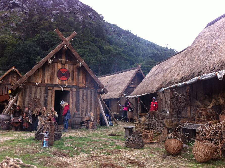 Lough Tay es de las locaciones más utilizadas, es aquí donde se encuentra el set del pueblo vikingo. [Fotos: Instagram @joe.ie/ @hitoryvikings