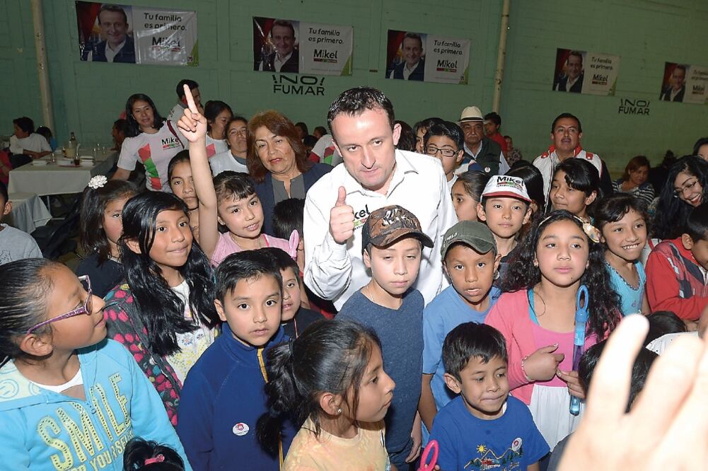 Apoyo. El candidato tricolor dijo que se les darían 2 mil 500 pesos bimestrales a las capitalinas mayores de 60 años y que sólo se dediquen al hogar. (ESPECIAL)