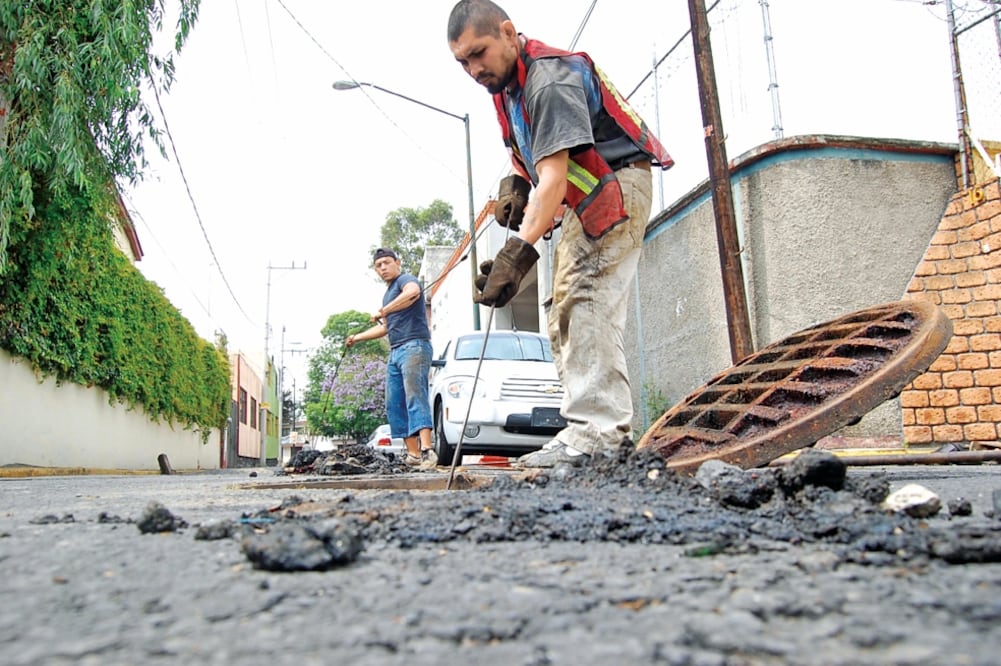 La delegada de Iztapalapa, Dione Anguiano, señaló que en la limpieza de los ductos se han retirado pañales, ropa, calzado y bolsas de plástico (ARCHIVO EL UNIVERSAL)