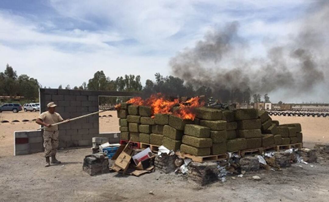 Elementos de la Sedena apoyaron en la incineración de los narcóticos. (Foto: PGR)