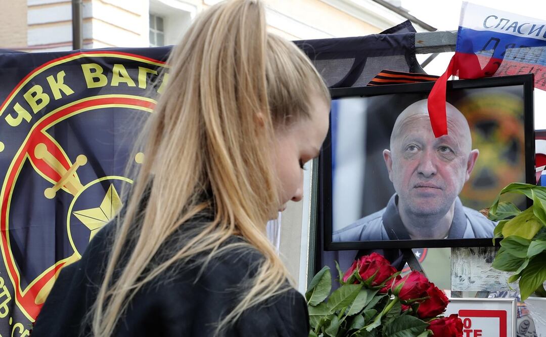 Una mujer rinde homenaje frente a un retrato del jefe del Grupo Wagner, Yevgeny Prigozhin, en un monumento conmemorativo informal en Moscú, Rusia. Foto: EFE