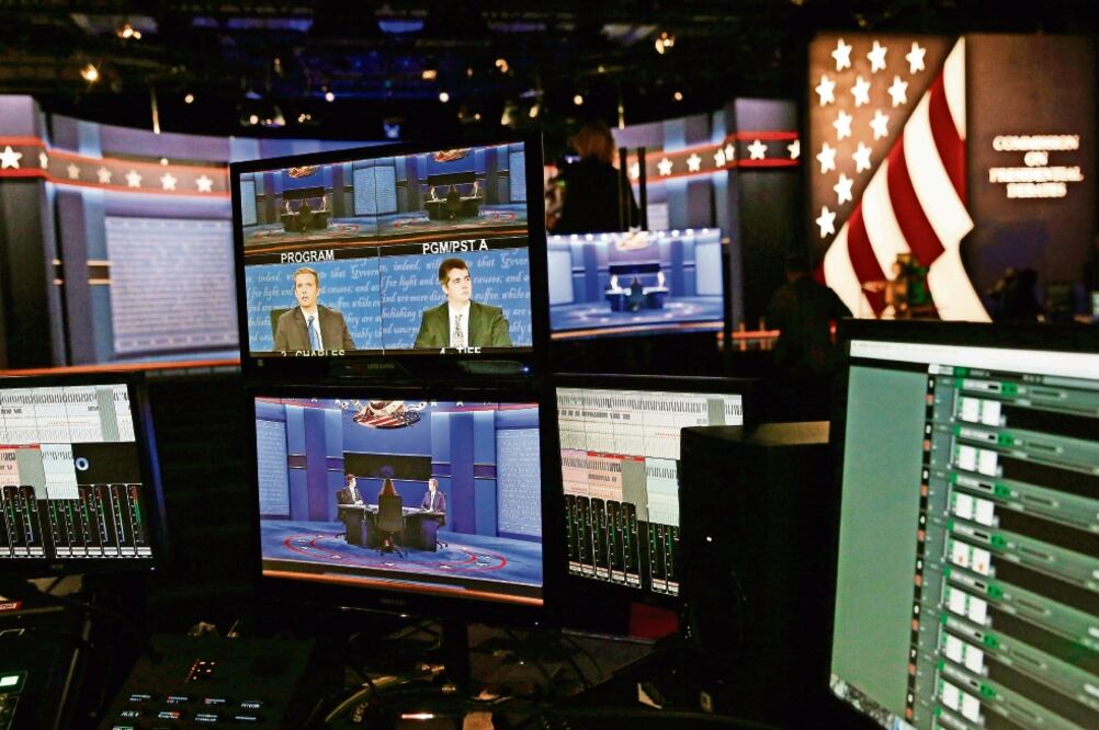 Estudiantes de la Universidad de Longwood, en Farmville, Virginia, se alistaron ayer para el debate entre Tim Kaine, aspirante demócrata a la vicepresidencia de Estados Unidos, y Mike Pence, abanderado republicano (PATRICK SEMANSKY. AP)