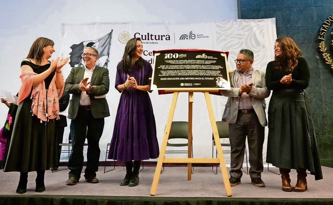 En la ceremonia: Jenaro Villamil, encargado de despacho del Sistema Público de Radiodifusión; Claudia Curiel de Icaza, secretaria de Cultura; y Jesús Alejo, director de Radio Educación. Foto: Secretaria de Cultura