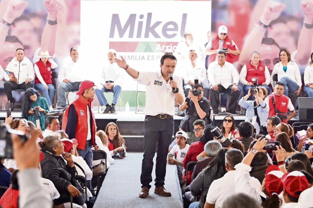 Durante un acto de campaña, el candidato del PRI a la jefatura de Gobierno, Mikel Arriola dijo que pedirá al Comité de Transparencia que reciba su petición para abrir el expediente sobre el colegio que se derrumbó en el 19-S. Foto: BERENICE FREGOSO.