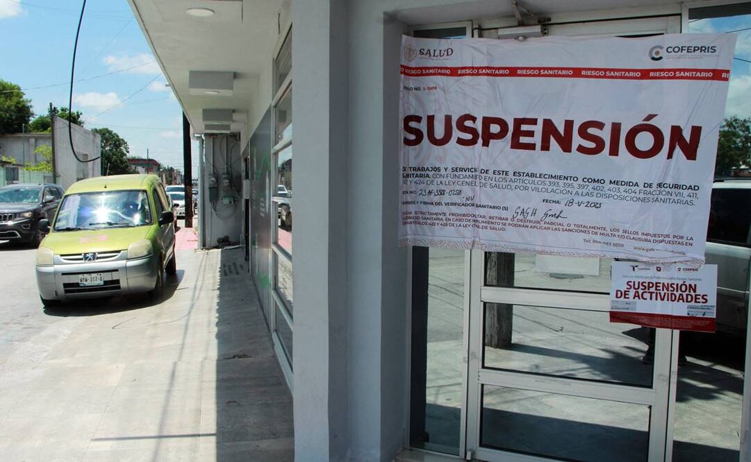 Entrada de una de las clínicas suspendidas en Matamoros, posiblemente asociada al brote de meningitis fúngica. Foto: AFP