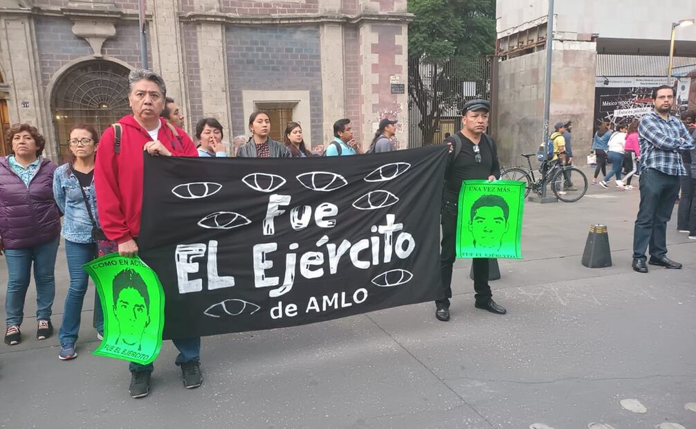 Demandan justicia a AMLO por desaparición de 43 estudiantes de Ayotzinapa. Foto: Manuel Espino/EL UNIVERSAL