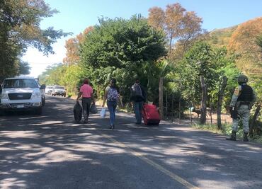 Habitantes de Tierra Caliente tapan socavón y liberan carretera a Coalcomán
