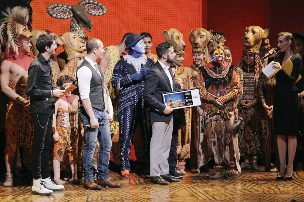 Sasha, Erik y Benny, padrinos, entregaron a un espectador una placa donde consta que era el número 250 mil. CARLOS MEJÍA / EL UNIVERSAL