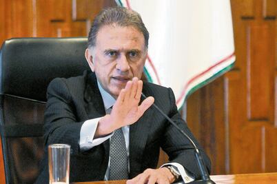 Yunes Linares entrega tarjetas “Mi Chedraui” en pleno proceso electoral