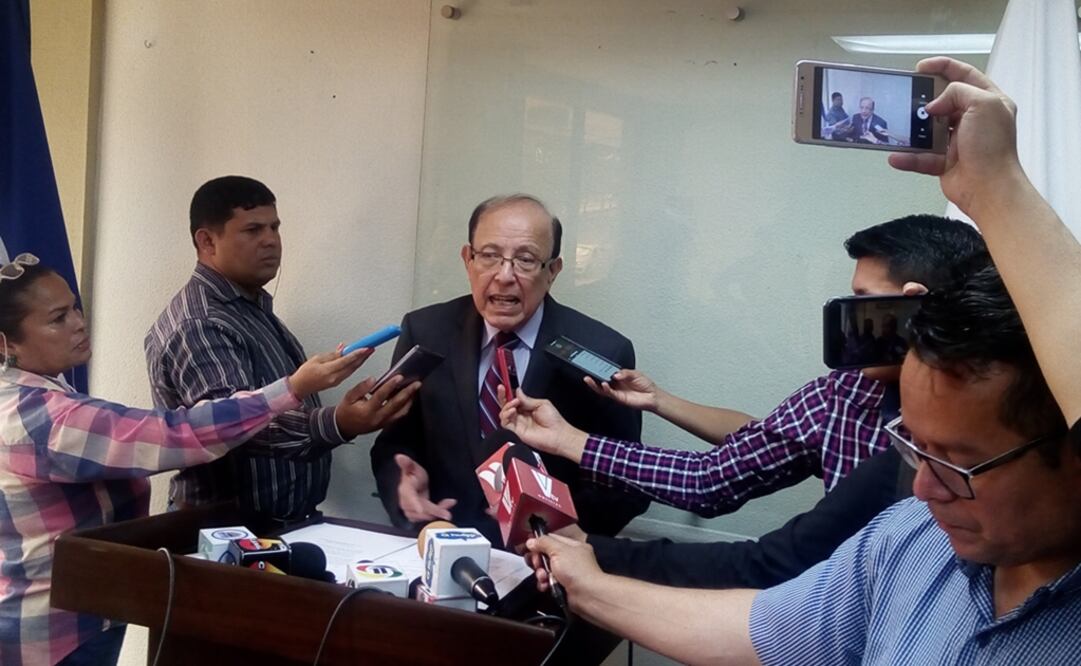 El hondureño Roberto Herrera Cáceres, jerarca del (estatal) Comisionado Nacional de los Derechos Humanos de Honduras (CONADEH), en conferencia de prensa hoy en Tegucigalpa. (Foto: CONADEH)