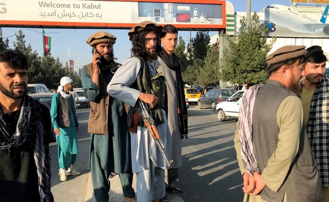 Militantes talibanes a las afueras del aeropuerto de Kabul este lunes. Foto: Reuters