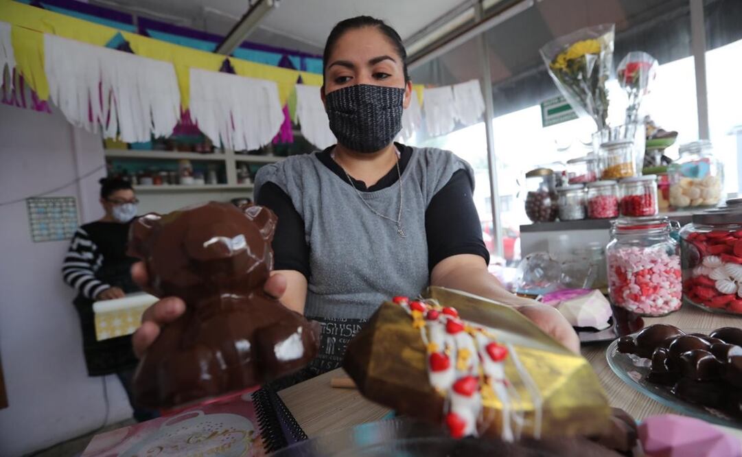 En el negocio de Mariana Silva se pueden encontrar desde merengues, paletas, muffin de apenas unos centímetros hasta fresas de chocolate. Foto: Jorge Alvarado/EL UNIVERSAL