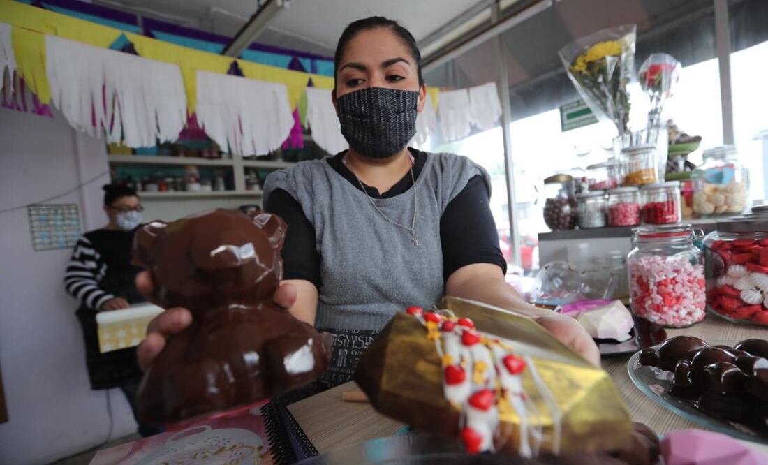 En el negocio de Mariana Silva se pueden encontrar desde merengues, paletas, muffin de apenas unos centímetros hasta fresas de chocolate. Foto: Jorge Alvarado/EL UNIVERSAL