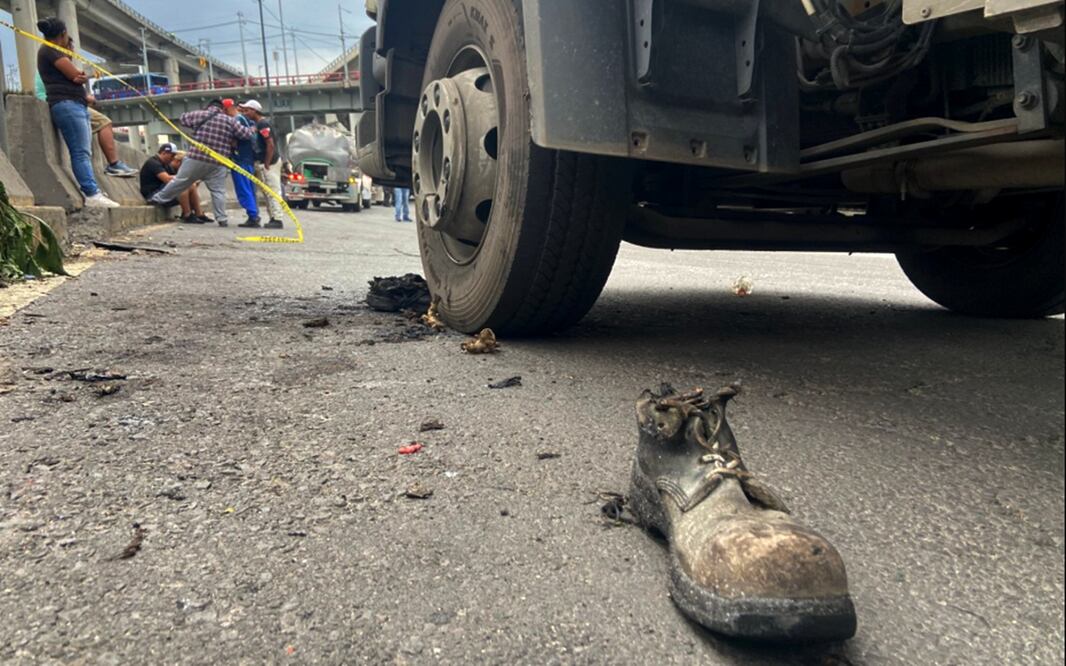 Una pipa de gas volcó y explotó en el bajo Puente de la Concordia en la alcaldía Iztapalapa, el miércoles 10 de septiembre de 2025. Foto: Juan Carlos Williams/EL UNIVERSAL
