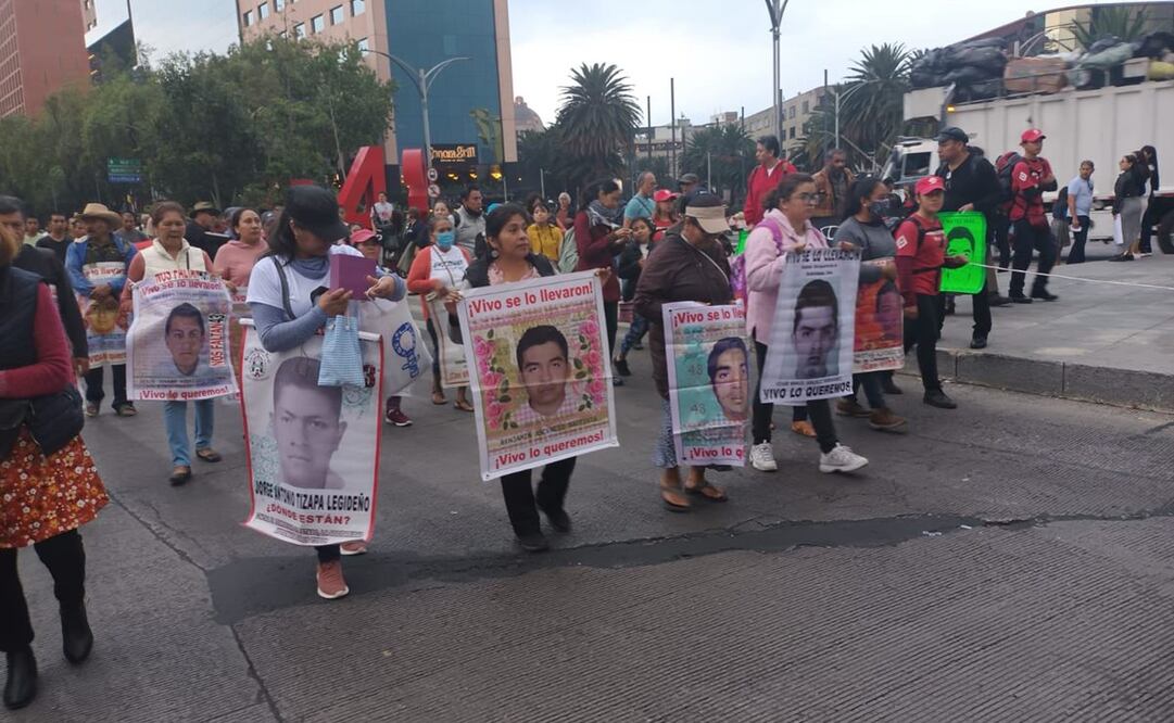 Madres y padres de los 43 estudiantes de Ayotzinapa desaparecidos marcharon este sábado 26 de agosto del Ángel de la Independencia al Hemiciclo a Juárez. Foto: Manuel Espino/EL UNIVERSAL