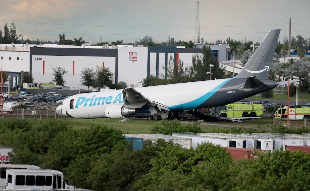 Avión de carga de Amazon tras estrellarse en el Aeropuerto Internacional de Miami el 6 de septiembre de 2026, en Miami, Florida. Foto: AFP