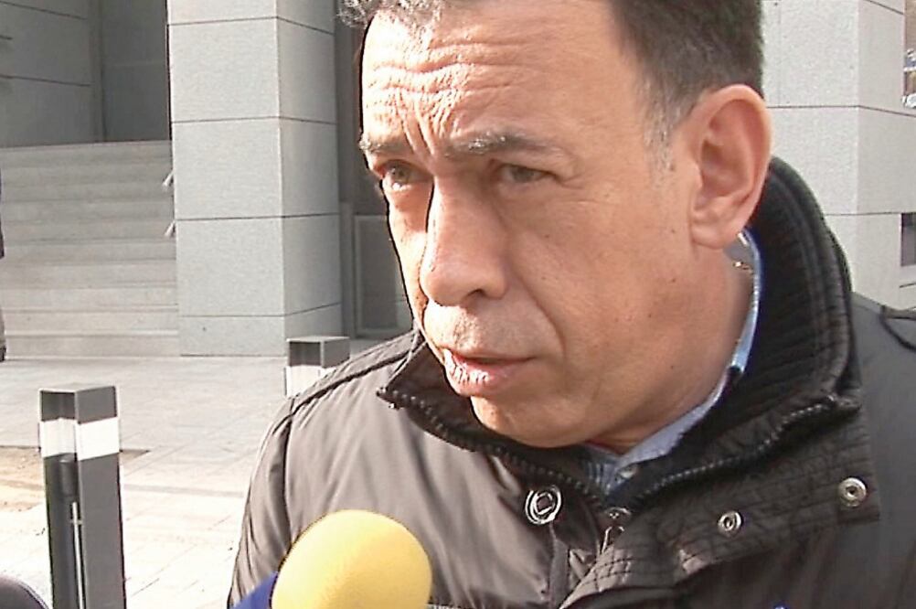 Humberto Moreira decidió acudir a la Audiencia Nacional de Madrid sin su abogado Manuel Ollé, para recoger su pasaporte (JUAN CARLOS ROJAS. NOTIMEX)