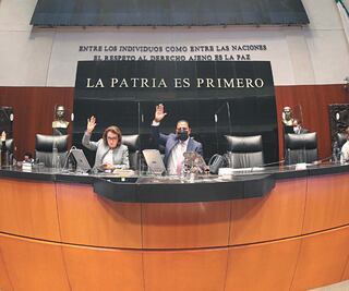 Morena aplica fast track y aprueba ley eléctrica de AMLO