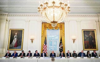 Trump firma decreto para proteger ganancias por petróleo de Venezuela retenidas por EU; busca "promover objetivos de política exterior"