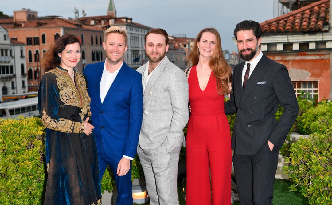 Jasmine Guinness, Chloe Delevingne y Jack Guinnes con dos invitados.