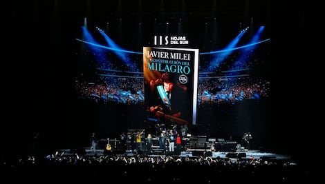 Milei presenta su nuevo libro y da concierto de rock en medio de una fuerte crisis política en Argentina