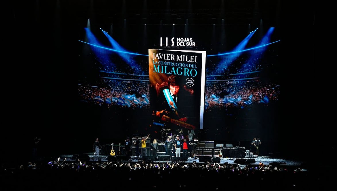 El presidente de Argentina, Javier Milei actúa en el escenario durante la presentación de su nuevo libro, “The Making of the Miracle”, en el Movistar Arena de Buenos Aires el 6 de octubre de 2025. Foto: AFP