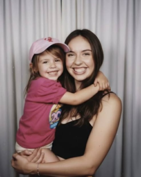 Ginny Hoffman comparte esta foto de su hija  Alexa realizada con IA. Le dedica mensaje de amor y admiración.