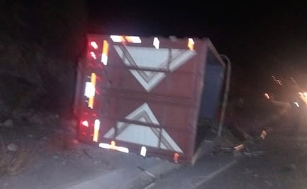 Chocan patrulla y torton en carretera de Guanajuato; hay un policía muerto y 5 lesionados
