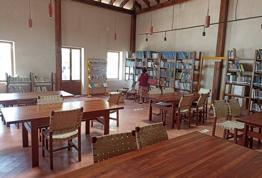 Al entrar a la biblioteca se encuentran algunos estantes donde hay pequeños libros editados por el Comité Ejecutivo Estatal de Morena Tabasco.