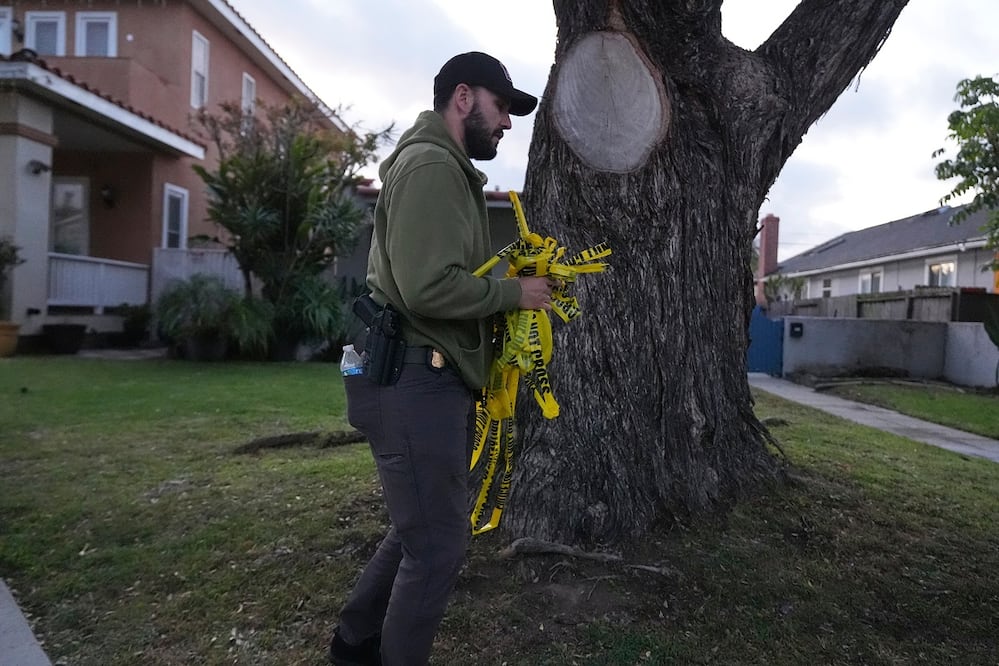 Agentes del FBI trabajan en una dirección relacionada con  Cole Tomas Allen, en Torrance, California. FOTP: DAMIAN DOVARGANES. AP