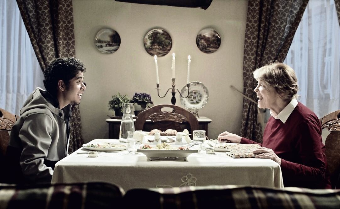 En el filme Kristyan Ferrer interpreta a un joven que recibe ayuda de una anciana solitaria, en Alemania. Foto: Beanca Films