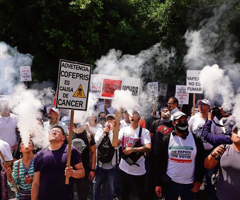 Promotores de los vapeadores marcharon hasta llegar a la Cofepris; señalaron que hay una cacería de brujas contra los consumidores. Foto: Rogelio Morales/ CUARTOSCURO