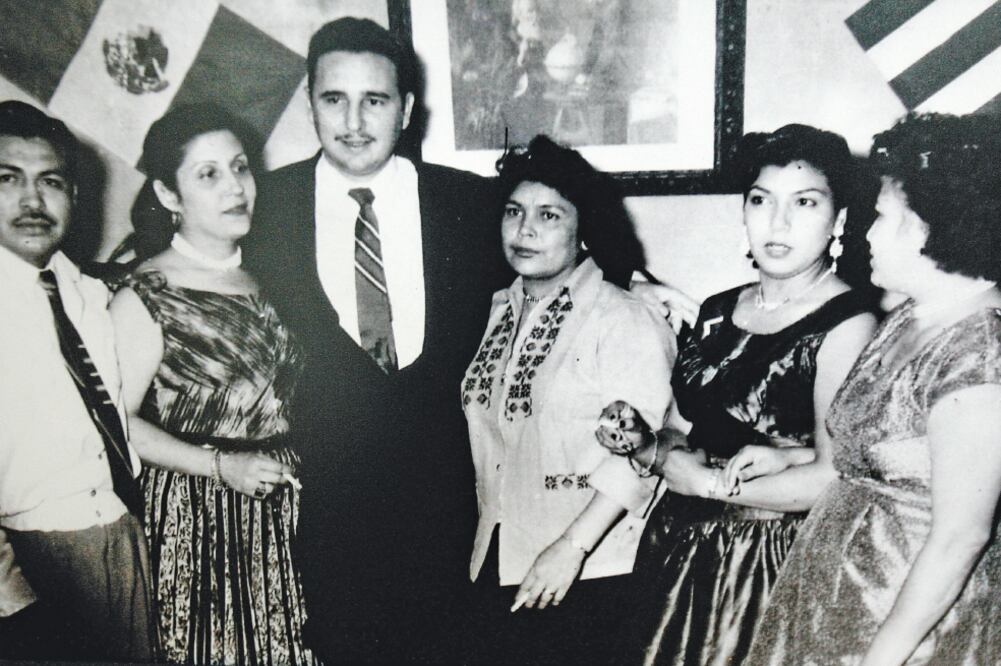 Arsacio 'El Kid' Vanegas; María Antonia González, quien fue el vínculo entre la familia Vanegas y los revolucionarios cubanos; Fidel Castro; Elvira Belmontes, esposa de Arsacio, y dos amigas de las que se desconocen sus nombres (ESPECIAL)