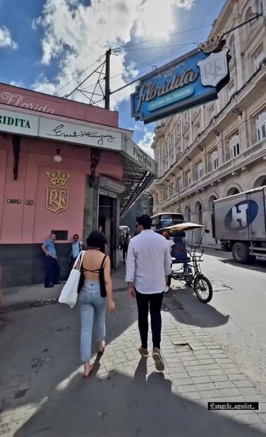 Ángela Aguilar deja al descubierto su espalda con blusa escotada