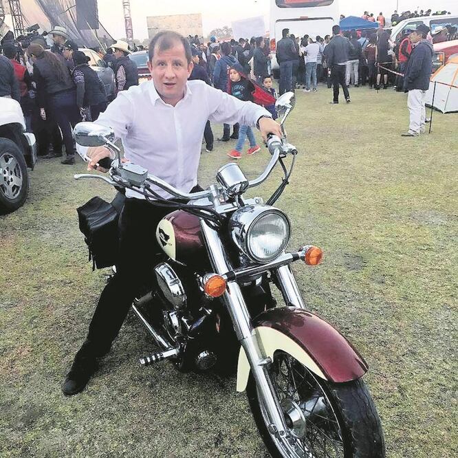 El empresario Marco Sifuentes llegó en motocicleta a los XV de Rubí Ibarra; fue uno de los artífices del triunfo del panista Javier Corral en Chihuahua (TOMADA DE FACEBOOK)