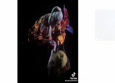 VIDEO. Gwen Stefani firma el brazo de una joven para que se lo tatúe como regalo de cumpleaños