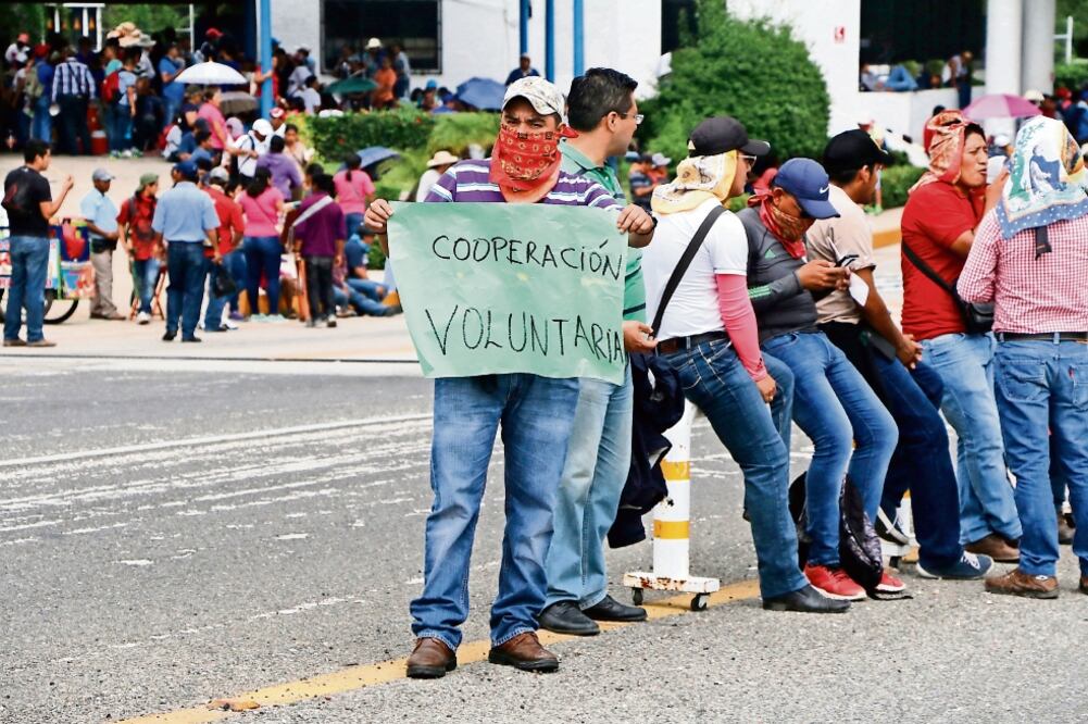 Integrantes de la CNTE se apoderaron de las casetas de cobro de Chiapa de Corzo y Espinosa-Arriaga, y dieron paso libre a los conductores como una forma de protesta contra la reforma educativa (RENÉ ARAUXO. EFE)