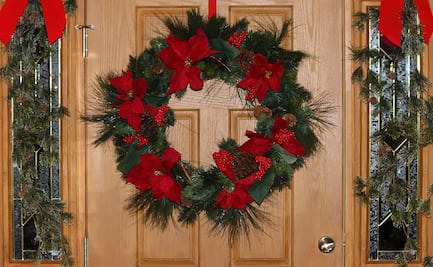 ¿Por qué se decora la puerta con una corona navideña?; conoce la tradición de Navidad