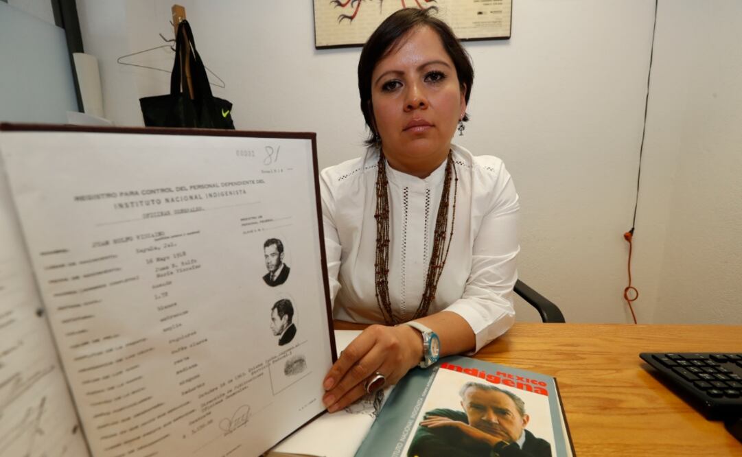 Juan Rulfo desarrolló una carrera como editor de libros y revistas sobre los pueblos indígenas de México gracias a su labor en el Departamento de Publicaciones del Instituto Nacional Indigenista (INI) hoy Comisión Nacional para el Desarrollo de los Pueblos Indígenas (CDI). En la imagen: Maura Tapia, subdirectora de acervos de la CDI. FOTO: LUIS CORTÉS / EL UNIVERSAL
