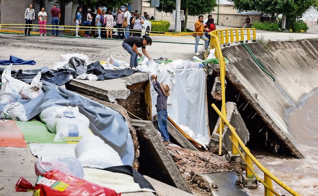 Desesperados, vecinos y comerciantes tratan de evitar que los daños en el cauce del río Huacapa, que atraviesa Chilpancingo, se extiendan. Foto: Oscar Guerrero