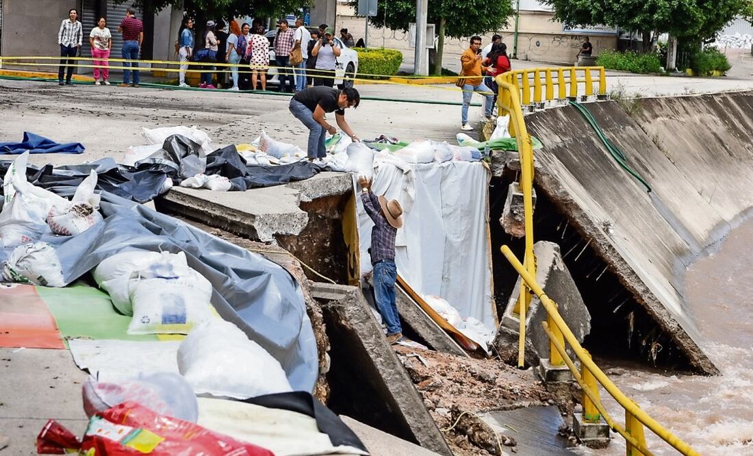 Desesperados, vecinos y comerciantes tratan de evitar que los daños en el cauce del río Huacapa, que atraviesa Chilpancingo, se extiendan. Foto: Oscar Guerrero